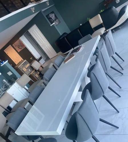 14548br-penthouse-table