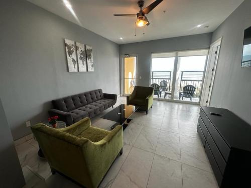 3_bedroom_direct_waterfront_-living_room