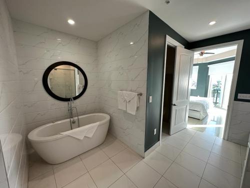 3_bedroom_ocean-city_view-bathroom_tub