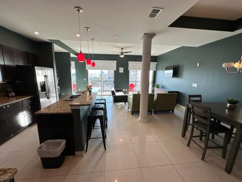 3_bedroom_ocean-city_view-kitchen_table