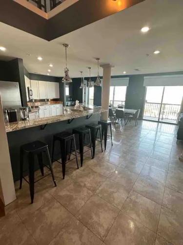 7_bedroom_penthouse_suite_02