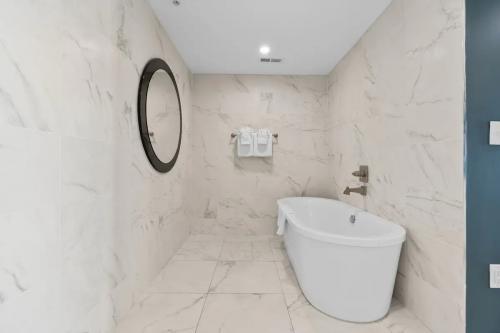 8_bedroom_penthouse_suite-012